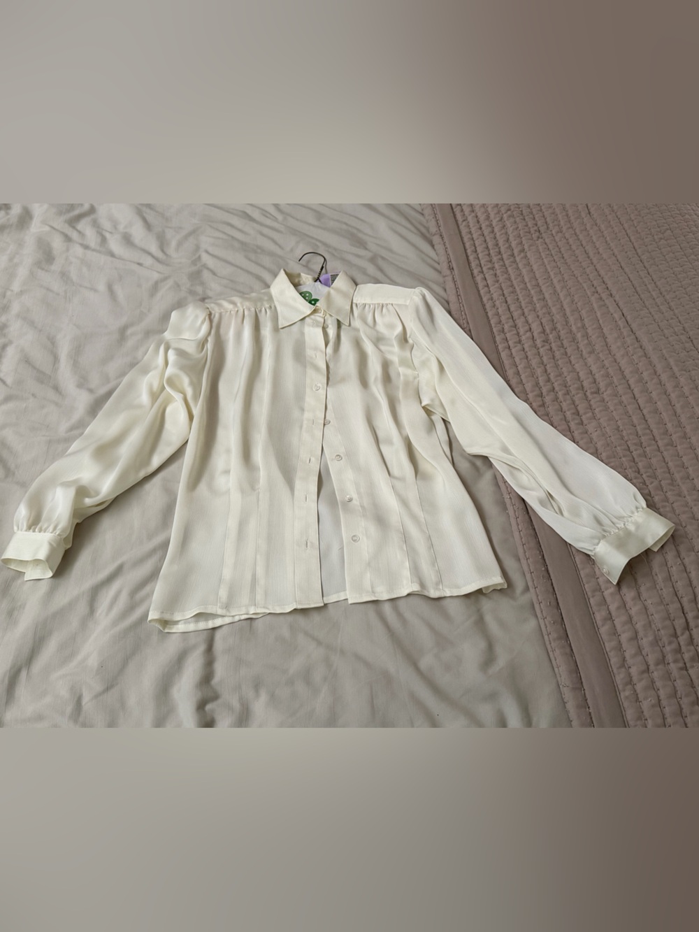 Elegant Liz Claiborne Cream Button-Front Long Sleeve Blouse